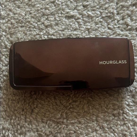 Hourglass Palette with Cream and Tan Shades - Picture 1 of 5